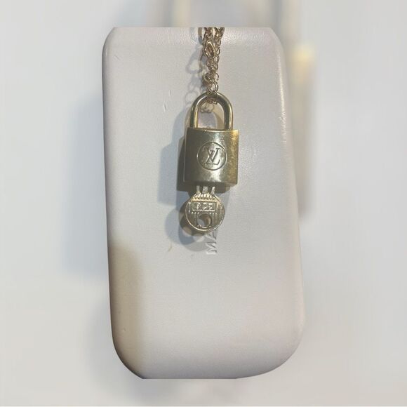 Gold LV Lock and Key Louis Vuitton #226 - Picture 7 of 9